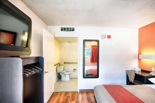 Motel 6 Mammoth Lakes image 40